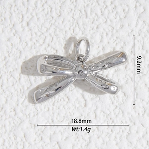 Vue détaillée d'un pendentif nœud argenté avec incrustation de zircone de 18,8 mm