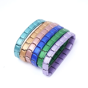 Italienische Charm-Armbänder in sechs matten Edelstahlfarben auf weißem Hintergrund
