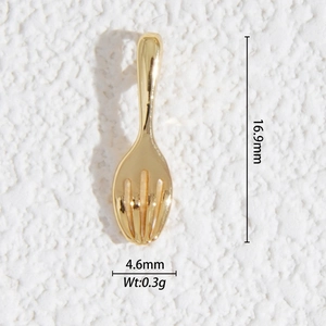 Détail du mini pendentif cuillère doré, dimensions 16,9 x 4,6 mm pour bijoux DIY