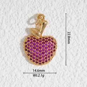 Détail du pendentif en forme de pomme avec pierres rouge rose et dimensions 22,8mm x 14,6mm