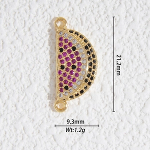 Vue détaillée du pendentif cœur en zircone pastèque avec dimensions et poids