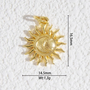 Vue macro d'un pendentif soleil et lune doré affichant la taille de 16,5 mm