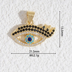 Vue détaillée du pendentif œil maléfique doré avec cristaux et dimensions du produit