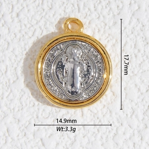 Détail macro d'un pendentif religieux de 14,9 mm en or et argent avec relief