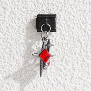 Charme modulaire italien avec pendentif étoile, pierre rouge et détails argentés