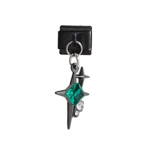 Maillon de charme italien avec pendentif étoile noire, pierre verte et strass blancs