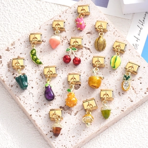 Bracelet italien à breloques avec pendentifs colorés fruits et légumes en vue à 45 degrés