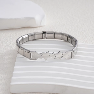 Detailansicht des 9mm italienischen Edelstahl-Armbandes mit markanten Fünfzack-Sternen