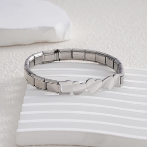 Italienisches Charm-Armband aus silbernem Edelstahl mit verbundenen Herzen auf weißem Ständer