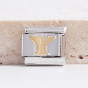 9MM Edelstahl Armband Modul mit goldenem Buchstaben Y auf einem hellen Steinhintergrund