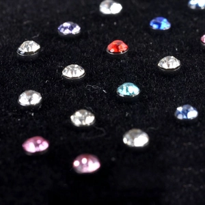 Set de 24 piercings de nariz en acero inoxidable con cristales de varios colores