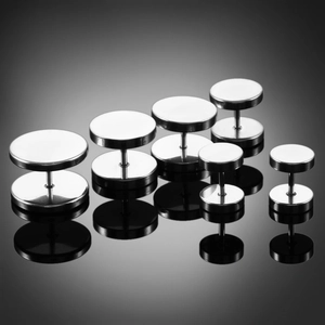 Juego de cinco pendientes de pesas de acero inoxidable pulido en varios tamaños sobre espejo negro