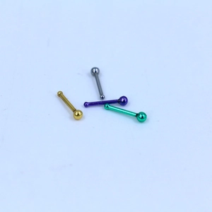 Detalle de piercings de nariz 2mm en acero inoxidable colores oro, plata, morado y verde