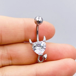 Dettaglio del piercing all'ombelico cuore di diavolo con zircone cubico trasparente