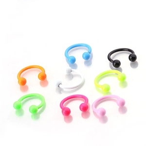 Dettaglio di gioielli per piercing circular barbell in otto colori vivaci