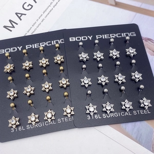 Vista detallada de los piercings de ombligo en forma de estrella de acero quirúrgico 316L