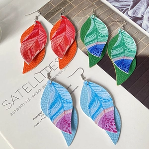 Trois paires de boucles d'oreilles feuilles en cuir en forme de S et texture plume