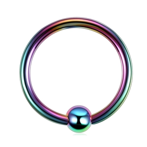 Gros plan d'un anneau de piercing arc-en-ciel à bille captive avec fini poli miroir