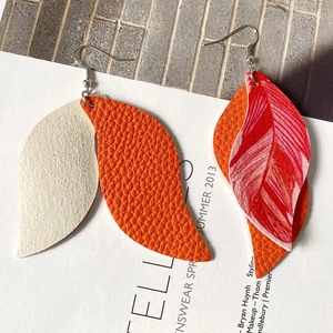 Détails de boucles d'oreilles feuilles en similicuir multicouches avec motif plumes