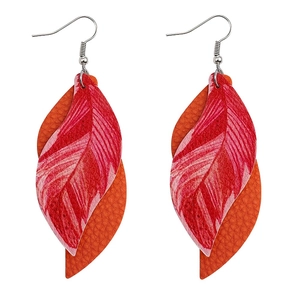 Détail de boucles d'oreilles feuilles double couche avec imprimé plume et cuir orange