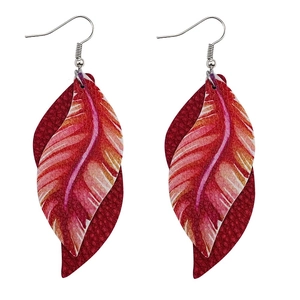 Détail de boucles d'oreilles plumes en similicuir double couche avec motif rouge et crochets