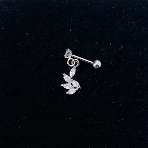 Λήψη macro από ατσάλινο piercing barbell με κρεμαστό φύλλο από ζιργκόν κοπής marquise