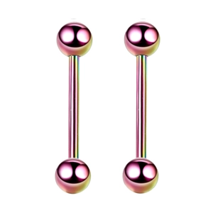 Gros plan sur des piercings barbell en acier inoxydable arc-en-ciel à dégradé métallique