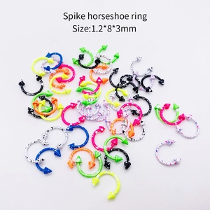 Vue détaillée d'anneaux fer à cheval à pointes mouchetées colorées de 1,2x8x3mm
