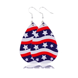 Vue détaillée des boucles d'oreilles en cuir en forme de goutte au motif drapeau américain
