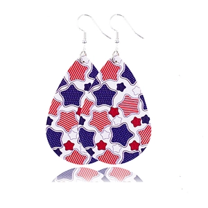 Gros plan de boucles d'oreilles goutte en similicuir avec motif drapeau américain et étoiles