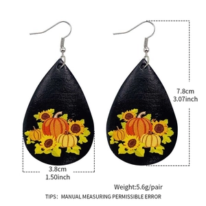 Détails affichant les dimensions et le poids des boucles d'oreilles en cuir motif citrouille