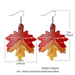 Dimensions détaillées des boucles d'oreilles en cuir en forme de feuille d'érable d'automne