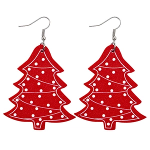 Dettaglio orecchini ad albero di Natale in ecopelle rossa con pois bianchi e ganci in metallo