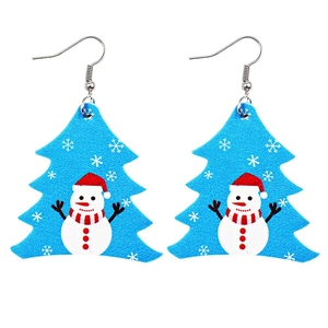 Dettaglio di orecchini ad albero di Natale in pelle con motivi di pupazzo di neve