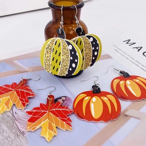 Lot de trois paires de boucles d'oreilles en cuir avec motifs citrouilles et érables