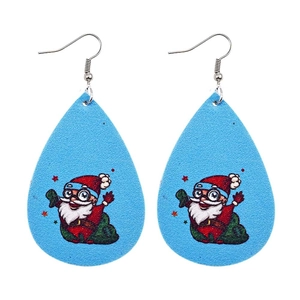 Dettaglio di orecchini in pelle blu a goccia con Babbo Natale e ganci in metallo argento