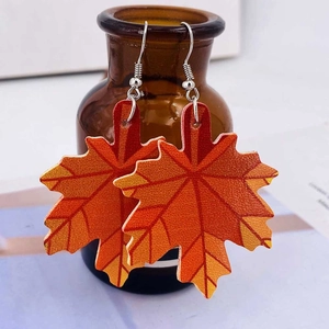 Boucles d'oreilles feuille d'érable en similicuir avec dégradé orange-rouge et crochet