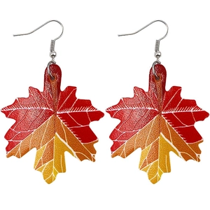 Vue détaillée de boucles d'oreilles feuille d'érable en cuir aux couleurs d'automne