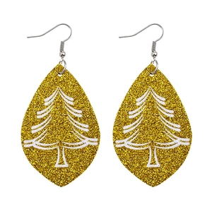 Dettaglio di orecchini a goccia in finta pelle con glitter dorati e motivo di albero di Natale