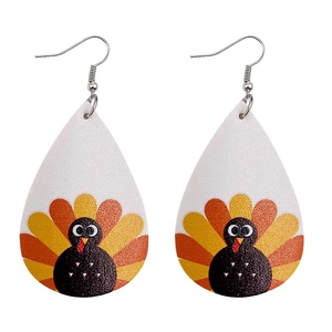 Détail de boucles d'oreilles en cuir en forme de larme avec motif dinde pour l'automne
