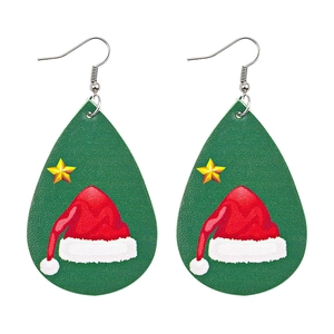 Dettaglio orecchini a goccia in ecopelle con motivo cappello di Babbo Natale e stelle