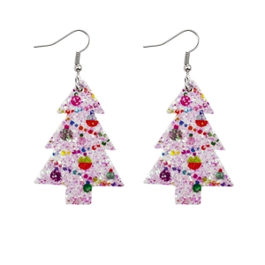 Dettaglio orecchini ad albero di Natale con paillettes colorate in resina bianca