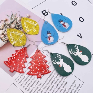Set di orecchini natalizi a goccia in pelle PU con motivi di renne e fiocchi di neve