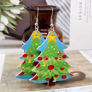 Festliche Weihnachtsbaum Leder-Ohrhänger mit bunten Mustern und silbernen Metallhaken