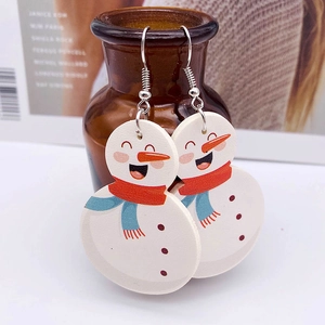 Festliche Weihnachts-Schneemann-Ohrhänger an einer braunen Glasflasche präsentiert