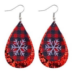 Détail de boucles d'oreilles en forme de larme avec paillettes rouges et motif écossais