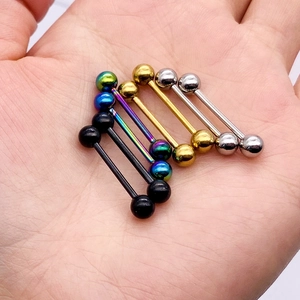 Detailopname van industriële barbells in zwart, goud, regenboog en staal op hand