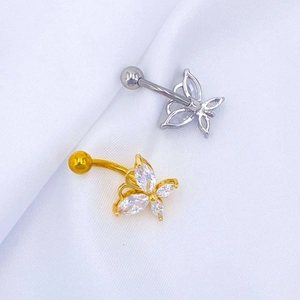 Detailansicht der Schmetterlings-Bauchnabelpiercings mit Zirkonia auf weißer Seide