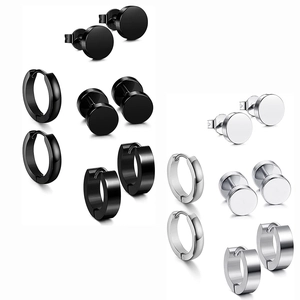 Set mit 4 Paaren schwarzen und silbernen Ohrsteckern und Creolen aus Edelstahl