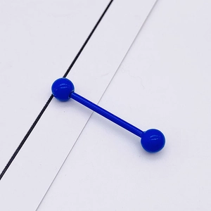 Gros plan sur un barbell en acier inoxydable bleu vif pour piercing de langue ou téton